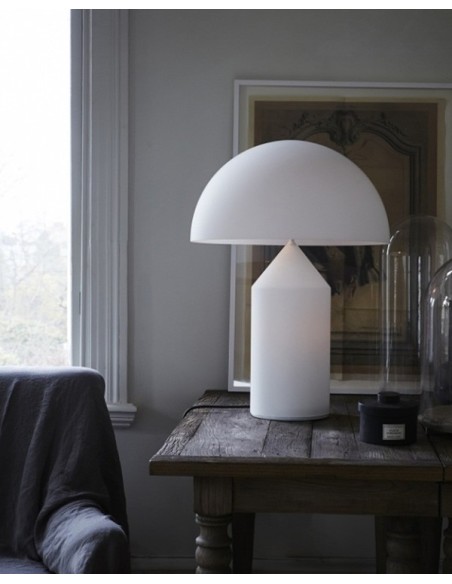 La elegante lámpara de sobremesa Atollo de Oluce en tamaño grande: iluminación sofisticada para tu hogar