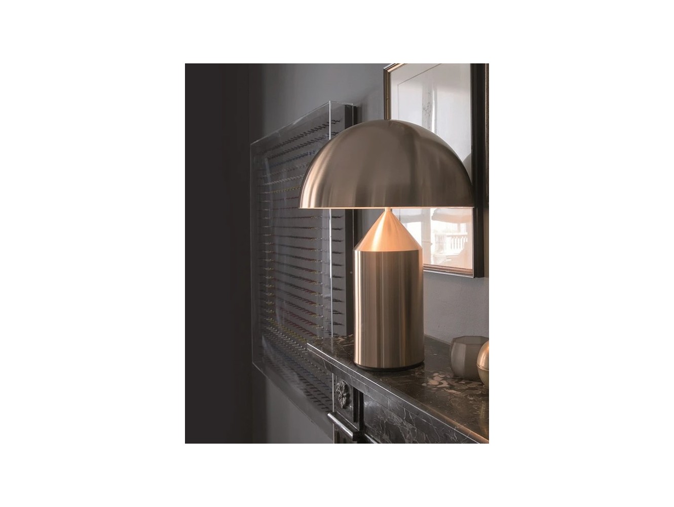 La elegante lámpara de sobremesa Atollo de Oluce en tamaño grande: iluminación sofisticada para tu hogar
