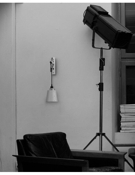 Buster + Punch Hooked Wall Pequeña Grafito lámpara de Pared