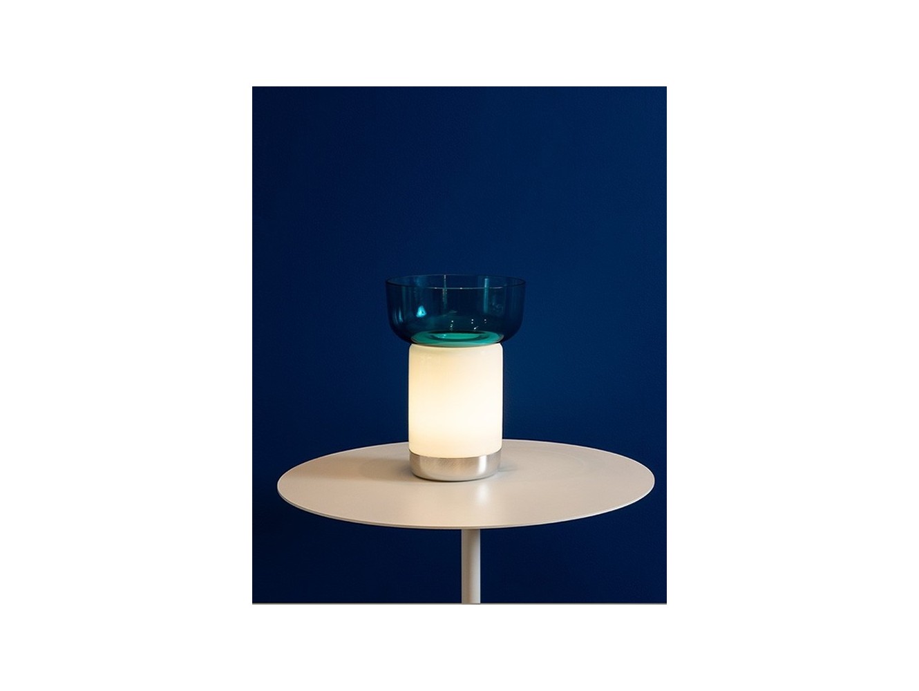 Artemide Bonta lámpara de sobremesa portátil recargable con cuenco de vidrio