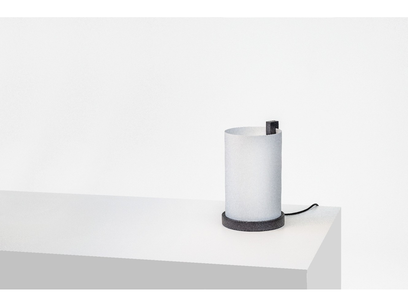 Lámpara de sobremesa Motarasu Enso: iluminación elegante y minimalista.