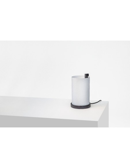 Lámpara de sobremesa Motarasu Enso: iluminación elegante y minimalista.