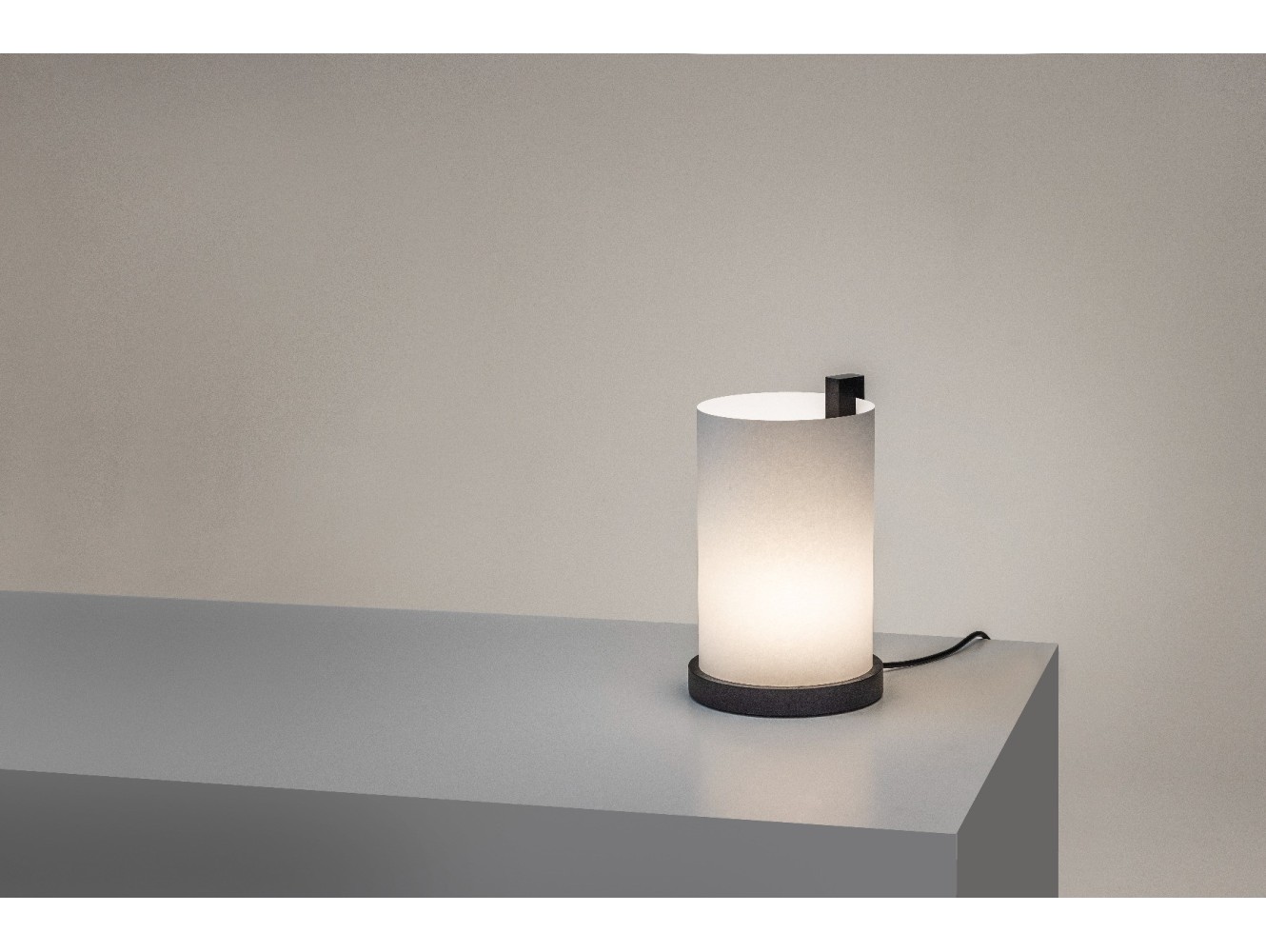 Lámpara de sobremesa Motarasu Enso: iluminación elegante y minimalista.