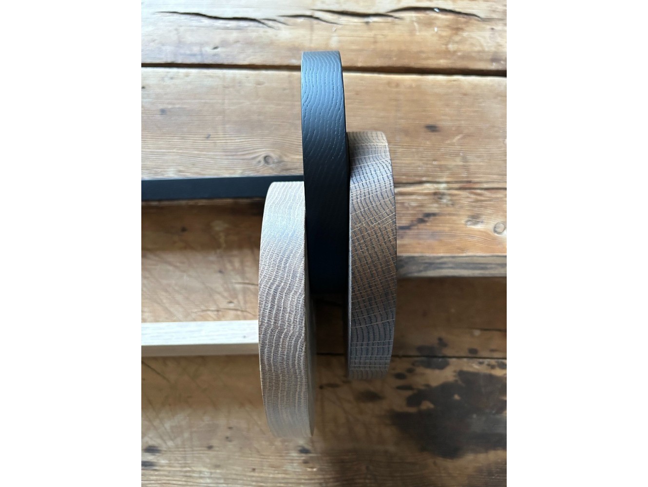 Lámpara de sobremesa Motarasu Enso: iluminación elegante y minimalista.