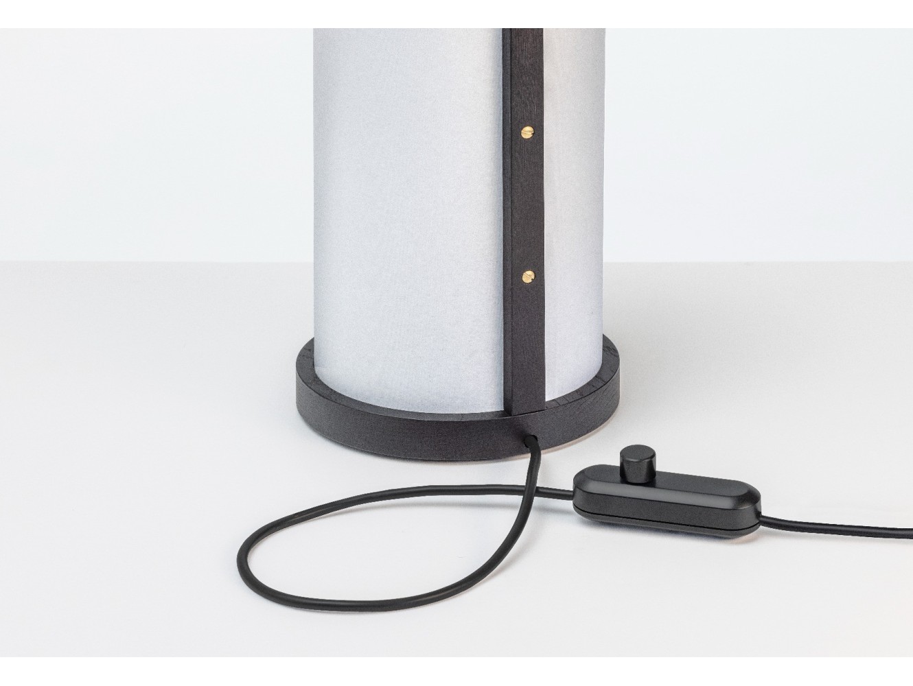 Lámpara de sobremesa Motarasu Enso: iluminación elegante y minimalista.