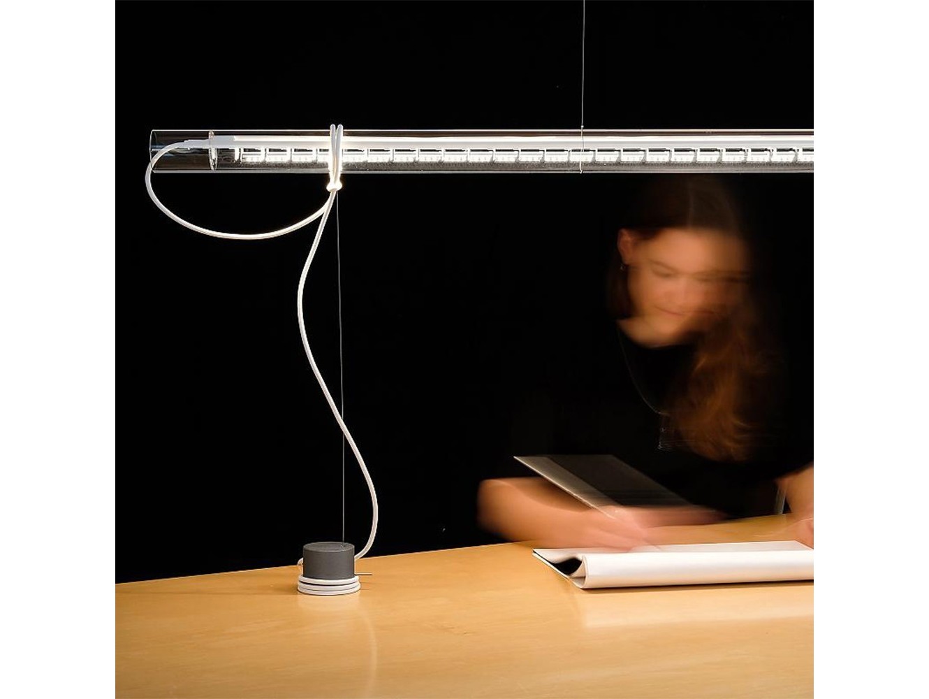 Lámpara de Mesa Tubular Balance de Ingo Maurer