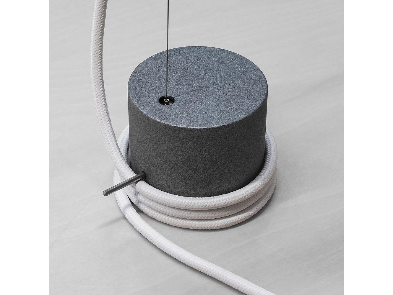 Lámpara de Mesa Tubular Balance de Ingo Maurer