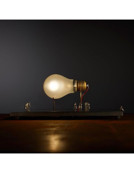 Lámpara de Mesa I Ricchi Poveri Monument for a Bulb de Ingo Maurer