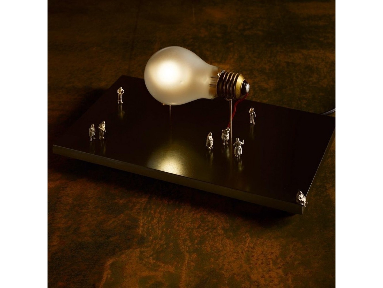 Lámpara de Mesa I Ricchi Poveri Monument for a Bulb de Ingo Maurer
