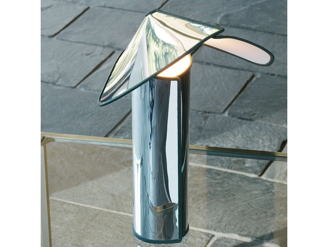 Lámpara de Sobremesa Chiara T de Flos: Diseño Moderno y Elegancia