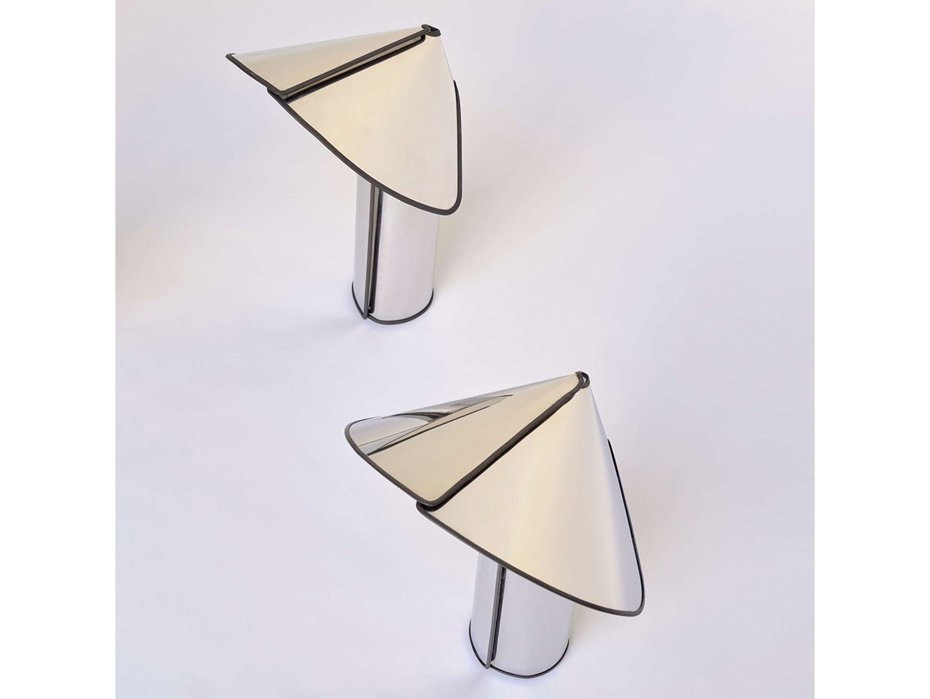 Lámpara de Sobremesa Chiara T de Flos: Diseño Moderno y Elegancia