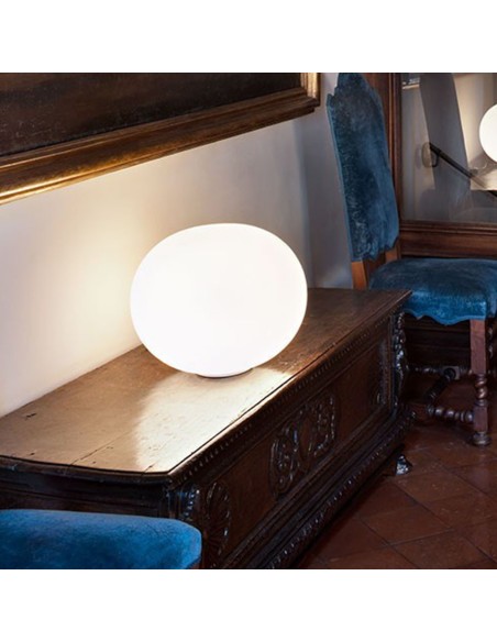 Lámpara de Sobremesa Glo-Ball Basic de Flos: Diseño Moderno y Luz Difusa