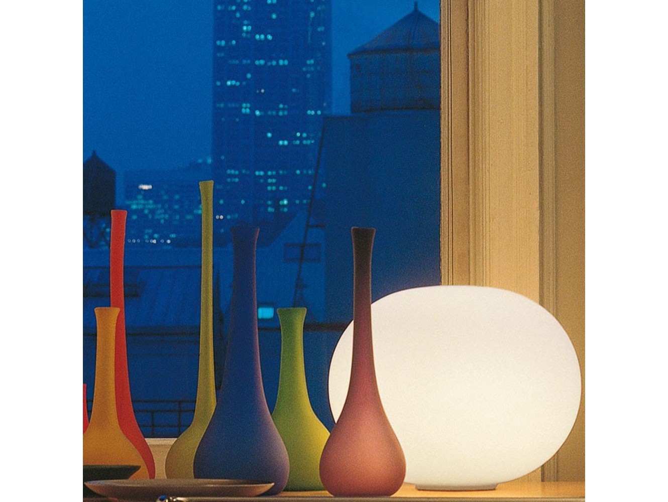 Lámpara de Sobremesa Glo-Ball Basic de Flos: Diseño Moderno y Luz Difusa
