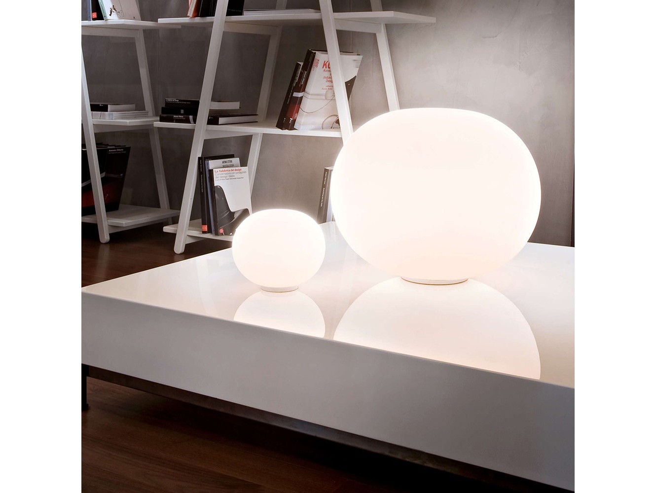 Lámpara de Sobremesa Glo-Ball Basic de Flos: Diseño Moderno y Luz Difusa