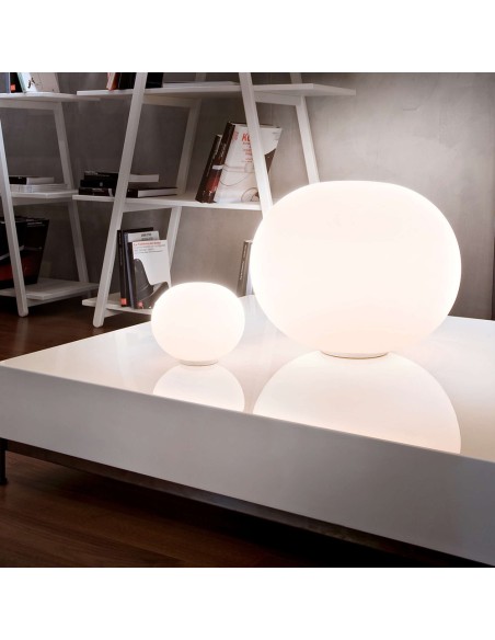 Lámpara de Sobremesa Glo-Ball Basic de Flos: Diseño Moderno y Luz Difusa