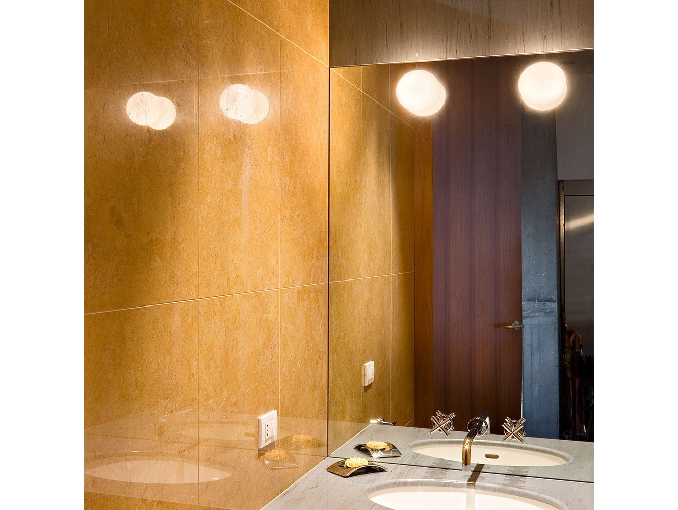 Flos Mini Glo-Ball Aplique/Plafón de Pared y Techo: Luz Difusa y Diseño Moderno