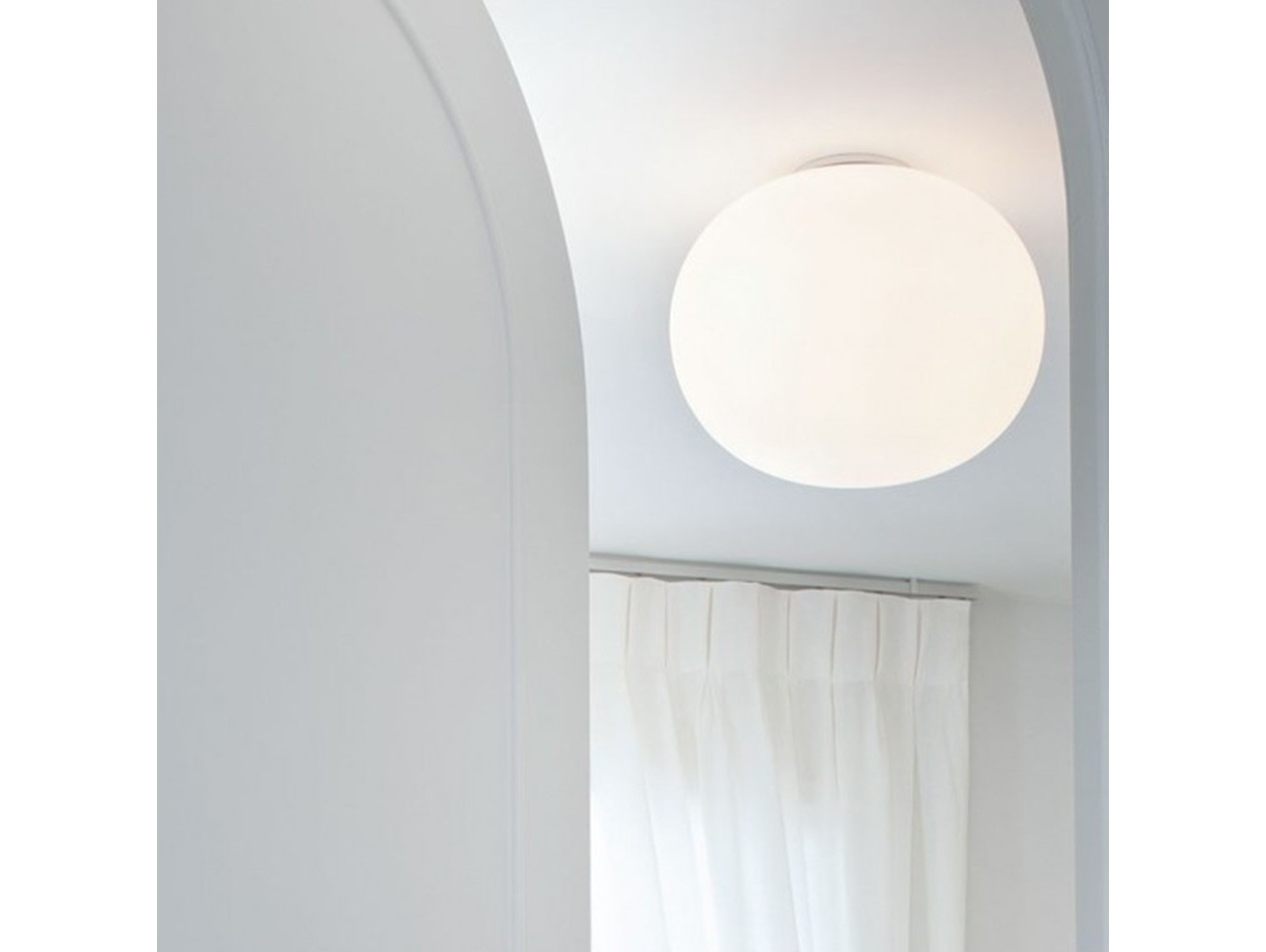 Flos Mini Glo-Ball Aplique/Plafón de Pared y Techo: Luz Difusa y Diseño Moderno