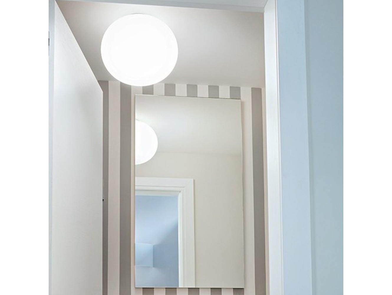 Flos Mini Glo-Ball Aplique/Plafón de Pared y Techo: Luz Difusa y Diseño Moderno