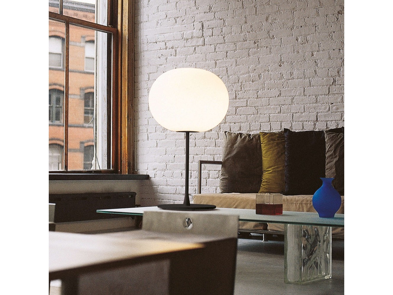 Lámpara de Mesa Glo-Ball T1 de Flos: Elegancia y Luz Regulable