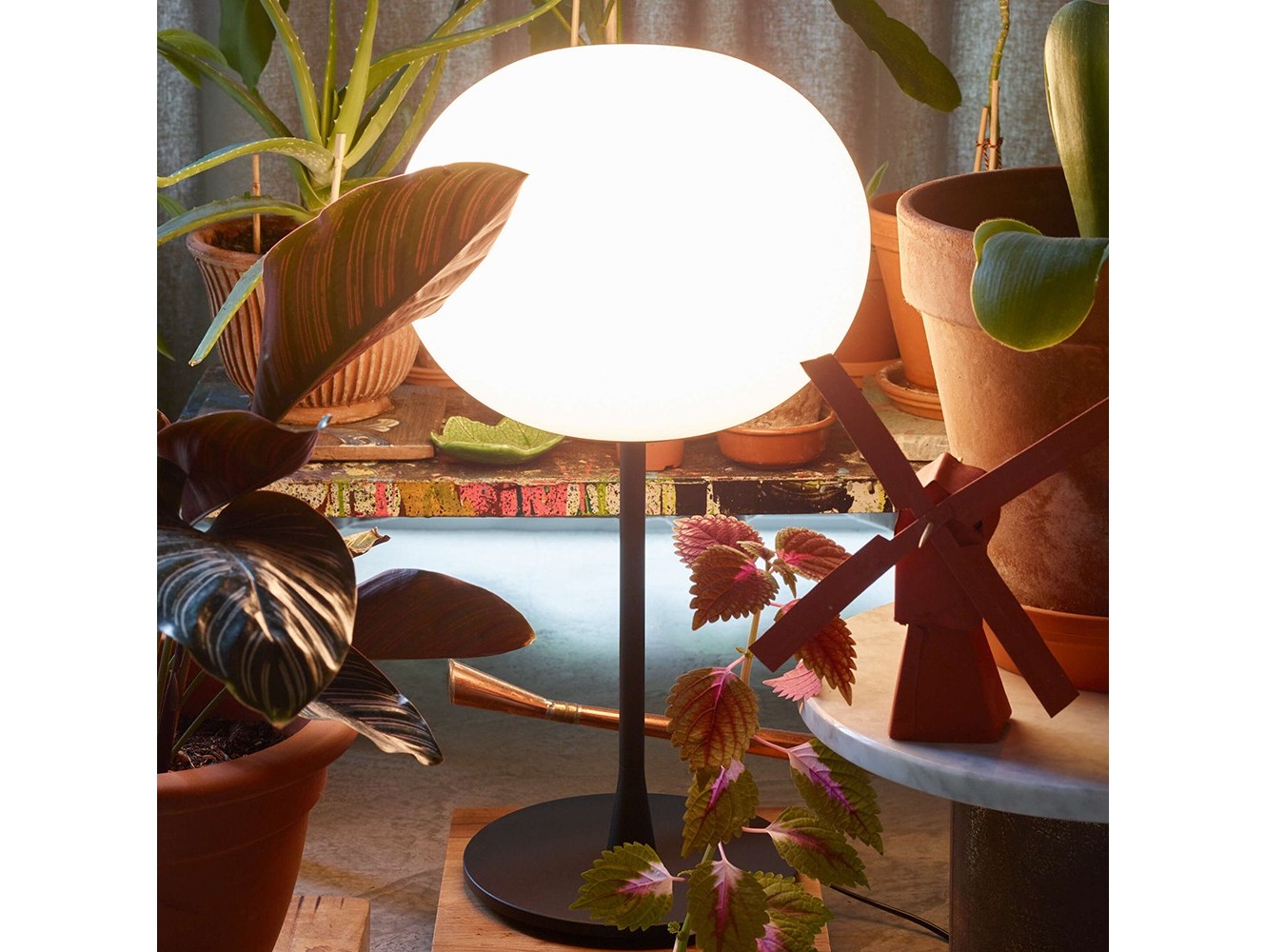 Lámpara de Mesa Glo-Ball T1 de Flos: Elegancia y Luz Regulable