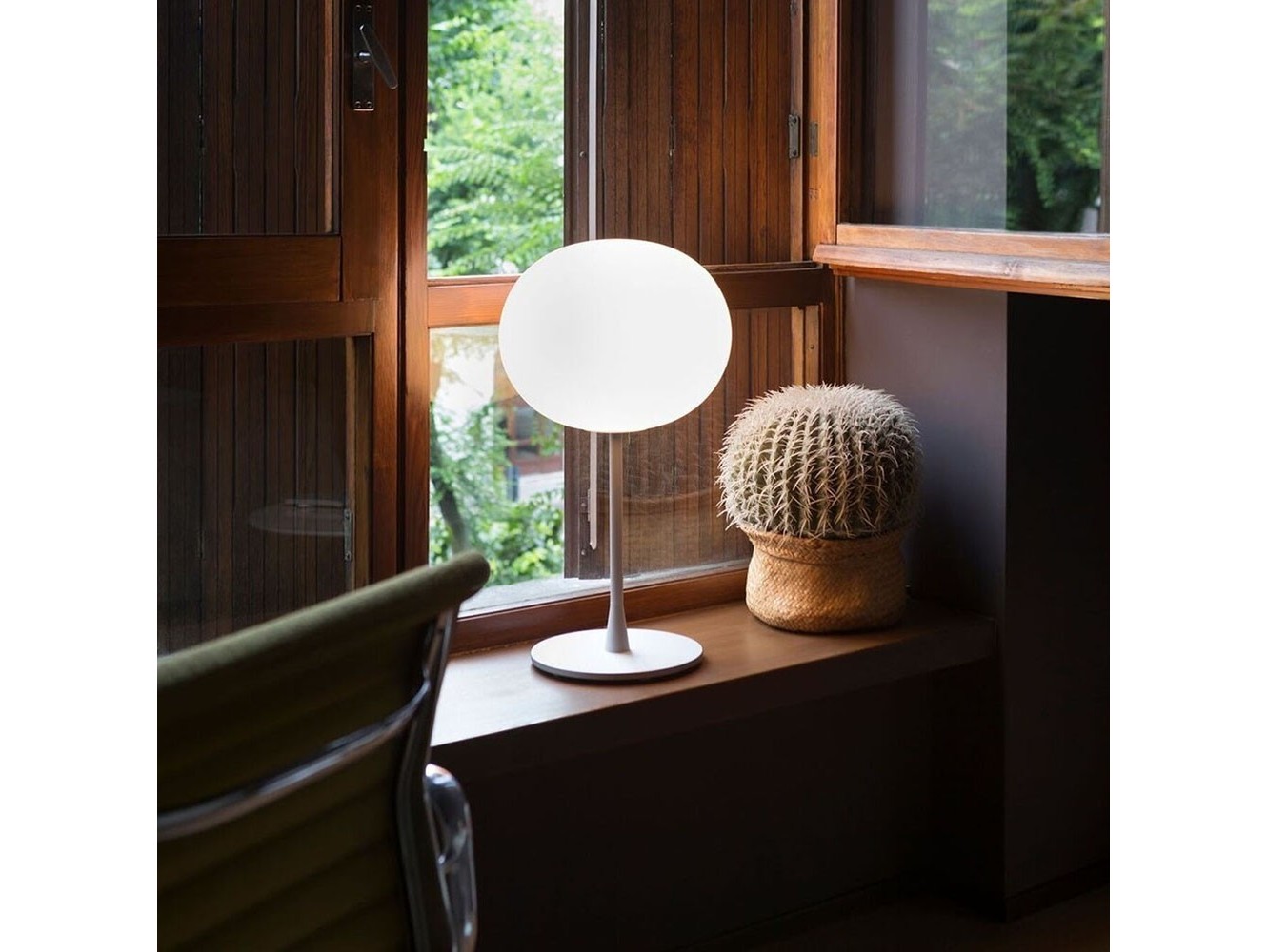 Lámpara de Mesa Glo-Ball T1 de Flos: Elegancia y Luz Regulable