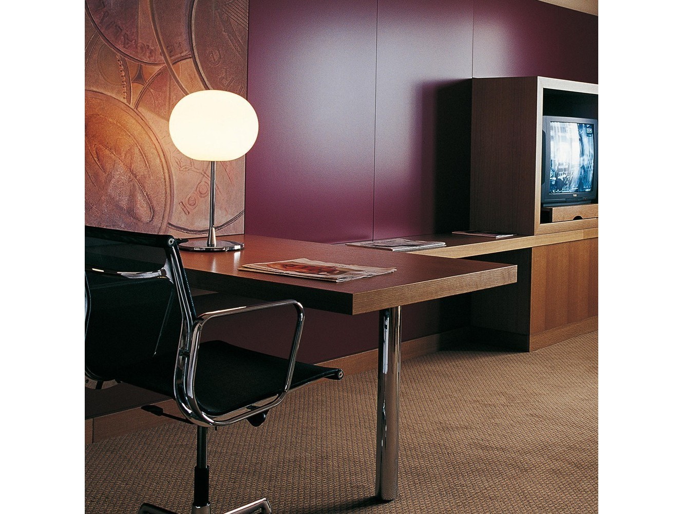 Lámpara de Mesa Glo-Ball T1 de Flos: Elegancia y Luz Regulable