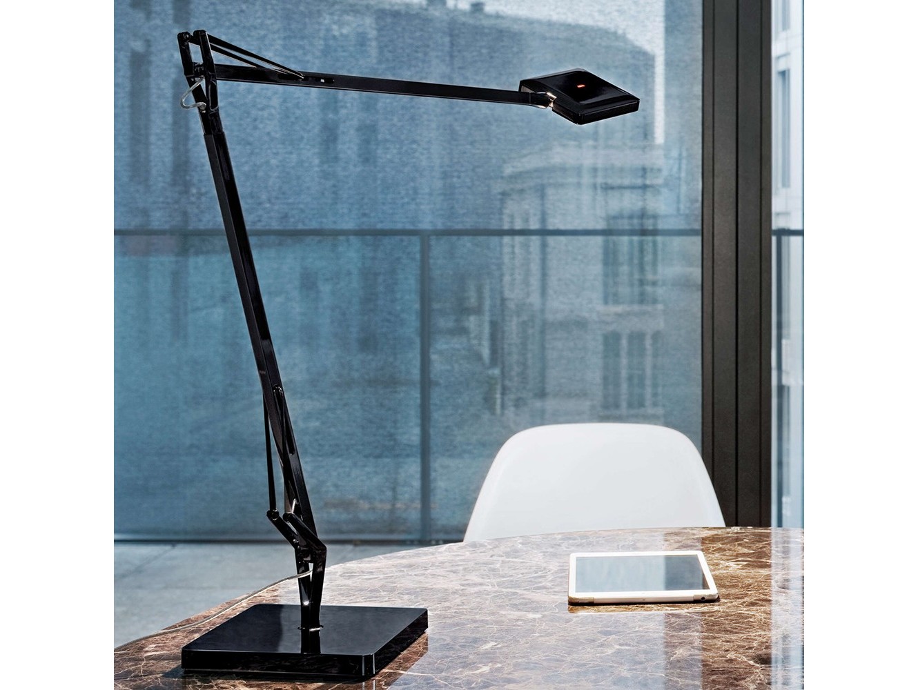 Lámpara de Mesa Kelvin Edge de Flos: Diseño Minimalista y Tecnología Edge Lighting