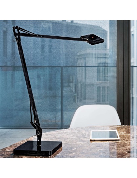 Lámpara de Mesa Kelvin Edge de Flos: Diseño Minimalista y Tecnología Edge Lighting