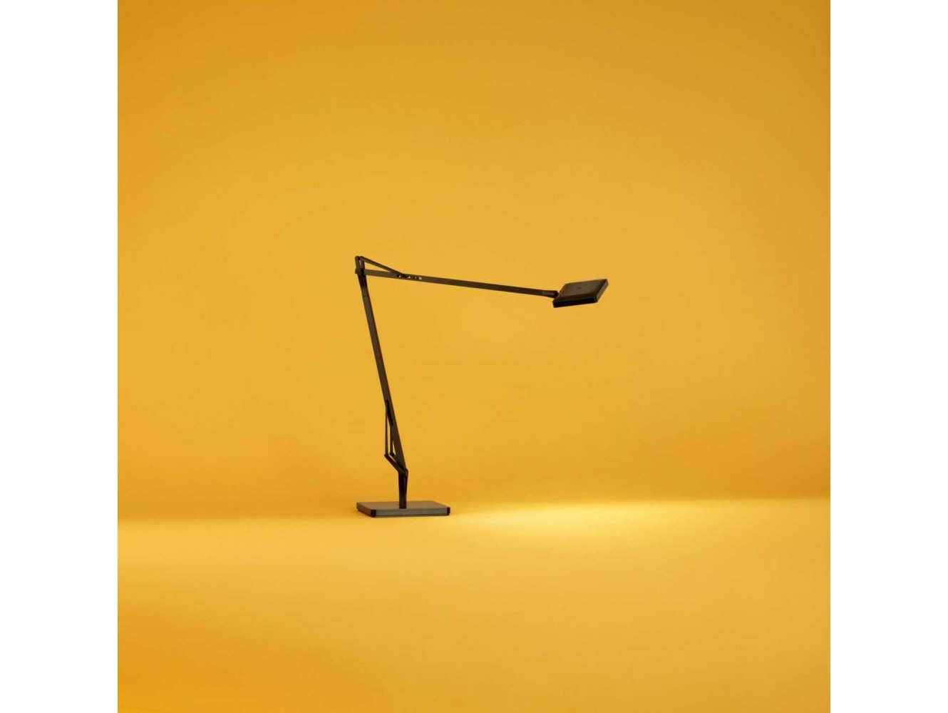 Lámpara de Mesa Kelvin Edge de Flos: Diseño Minimalista y Tecnología Edge Lighting