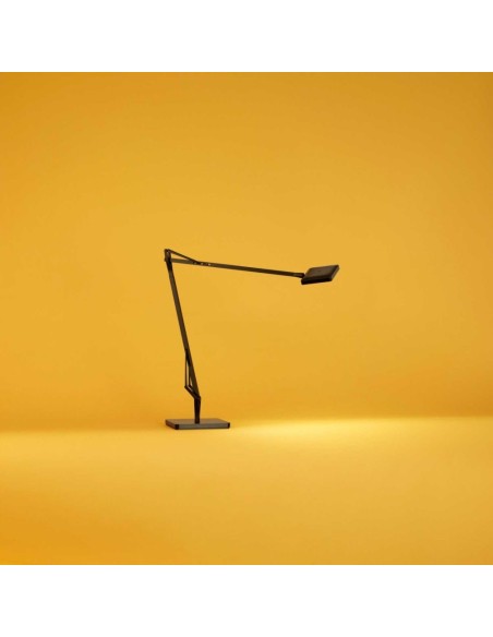 Lámpara de Mesa Kelvin Edge de Flos: Diseño Minimalista y Tecnología Edge Lighting