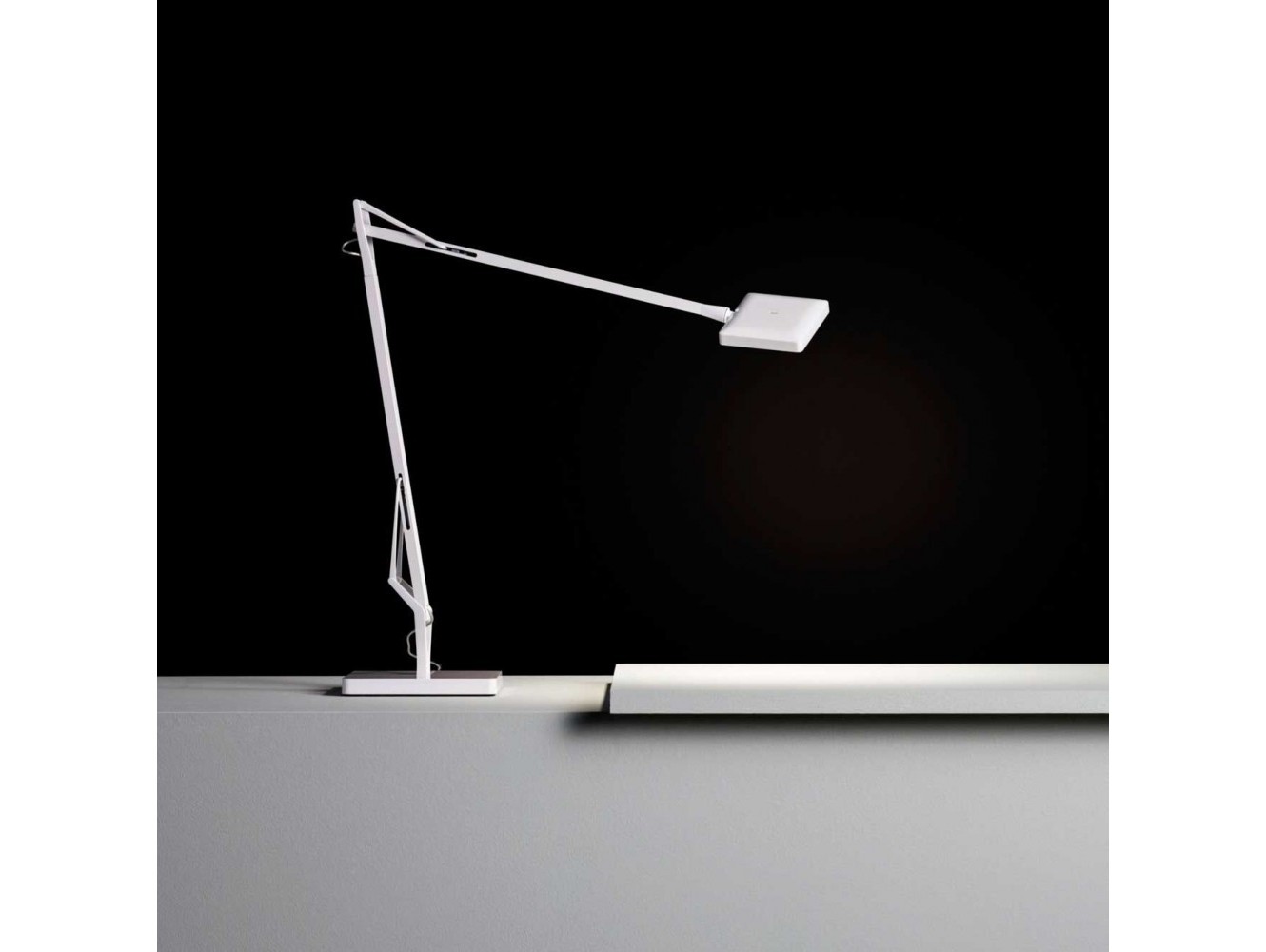 Lámpara de Mesa Kelvin Edge de Flos: Diseño Minimalista y Tecnología Edge Lighting