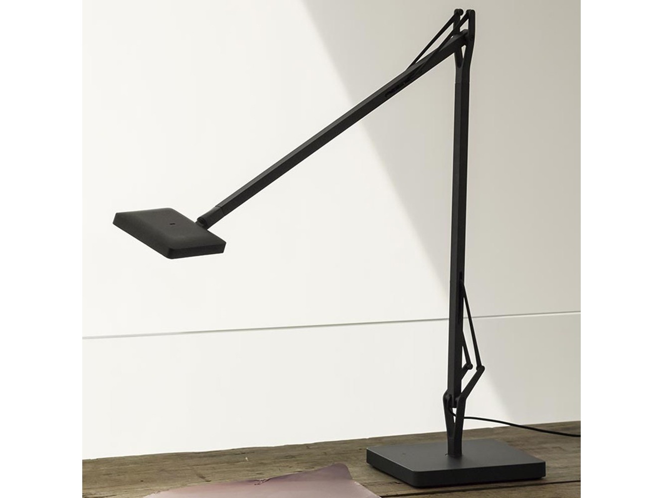 Lámpara de Mesa Kelvin Edge de Flos: Diseño Minimalista y Tecnología Edge Lighting