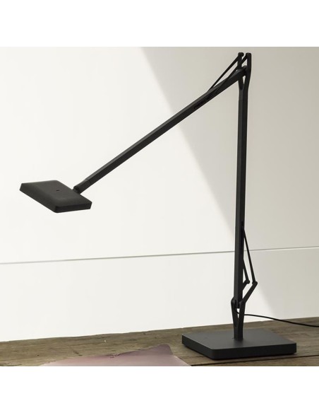 Lámpara de Mesa Kelvin Edge de Flos: Diseño Minimalista y Tecnología Edge Lighting