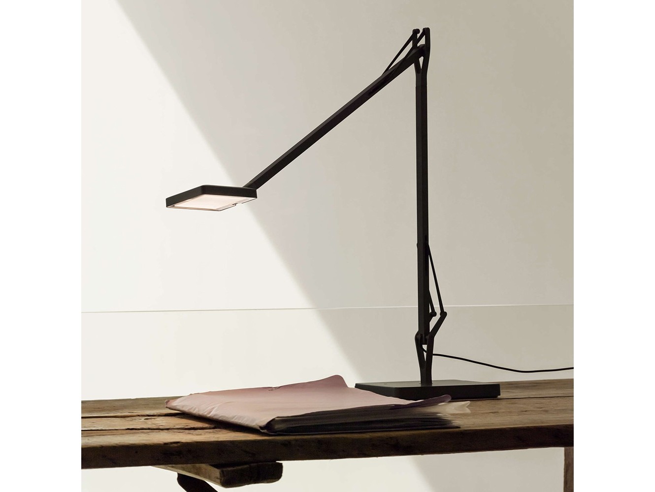 Lámpara de Mesa Kelvin Edge de Flos: Diseño Minimalista y Tecnología Edge Lighting