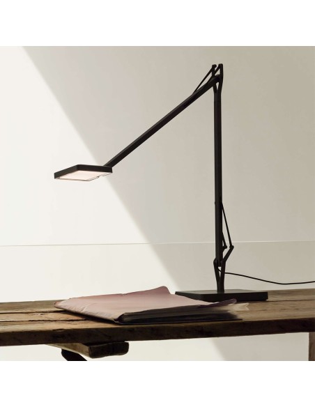 Lámpara de Mesa Kelvin Edge de Flos: Diseño Minimalista y Tecnología Edge Lighting