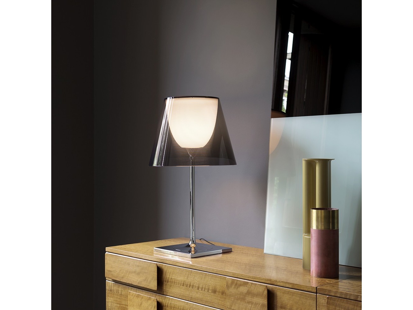 Lámpara de Sobremesa KTribe T de Flos: Elegancia Moderna y Estilo Refinado