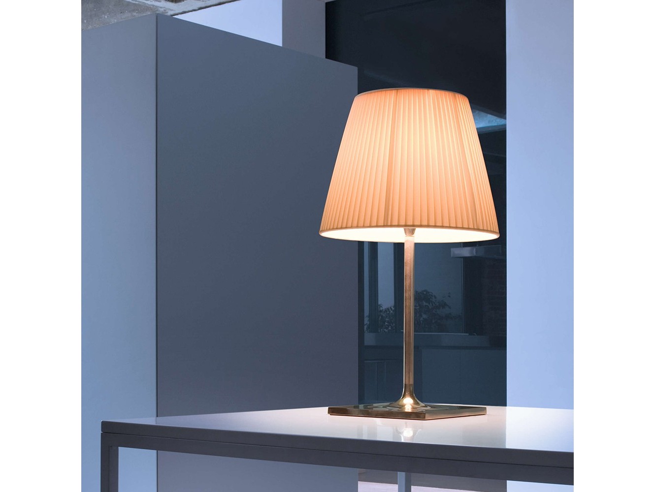 Lámpara de Sobremesa KTribe T de Flos: Elegancia Moderna y Estilo Refinado