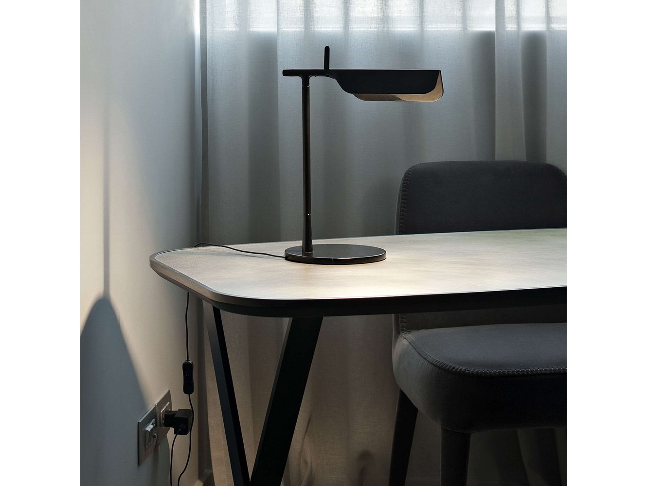 Lámpara de Sobremesa Tab T de Flos: Diseño Minimalista y Luz Directa Orientable