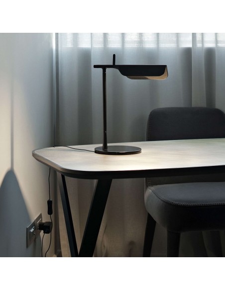 Lámpara de Sobremesa Tab T de Flos: Diseño Minimalista y Luz Directa Orientable