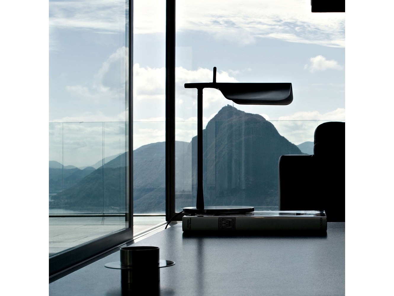 Lámpara de Sobremesa Tab T de Flos: Diseño Minimalista y Luz Directa Orientable