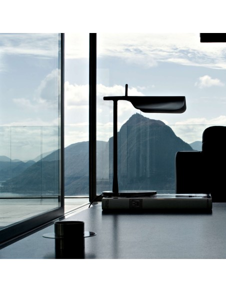 Lámpara de Sobremesa Tab T de Flos: Diseño Minimalista y Luz Directa Orientable