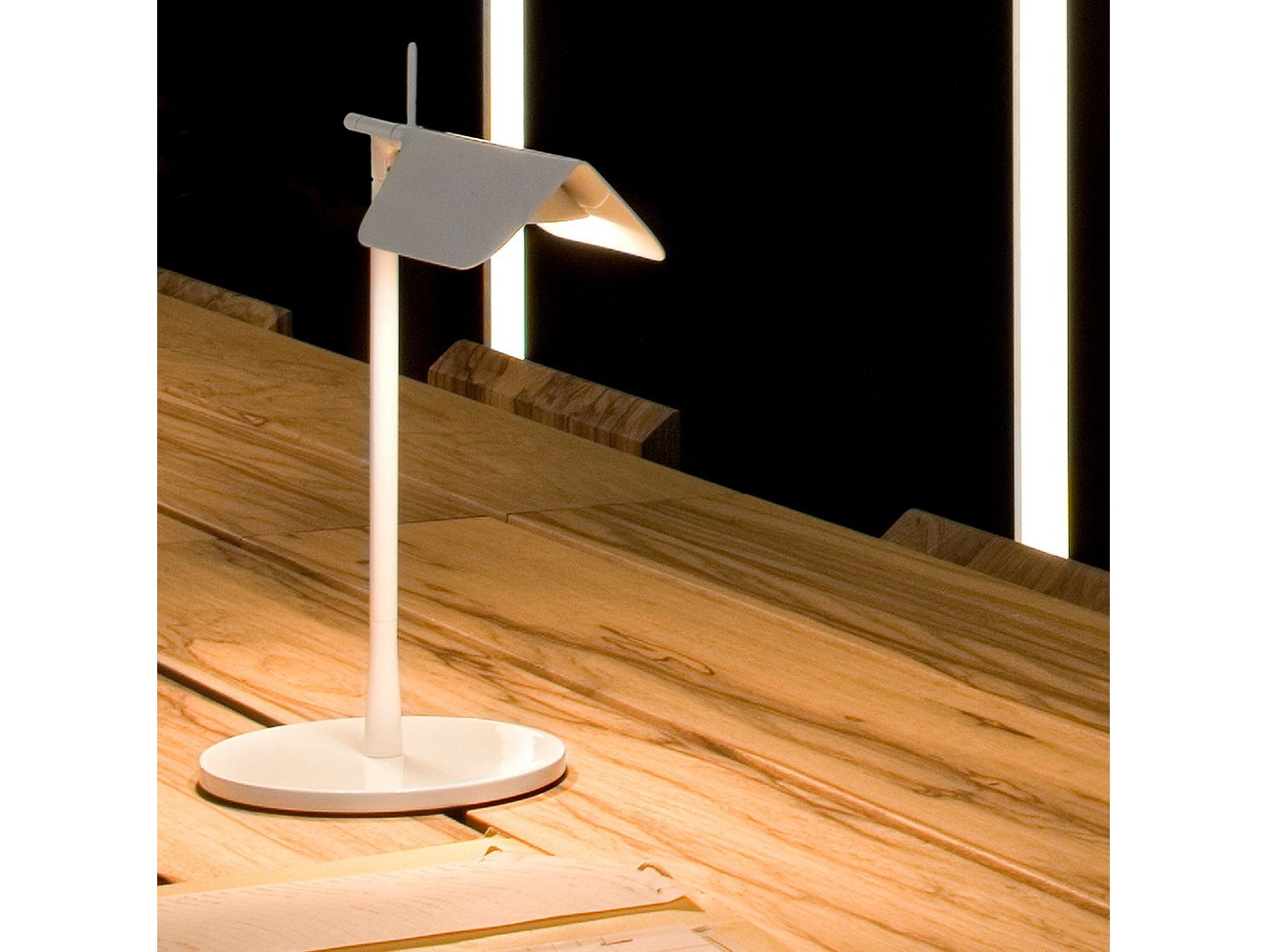 Lámpara de Sobremesa Tab T de Flos: Diseño Minimalista y Luz Directa Orientable