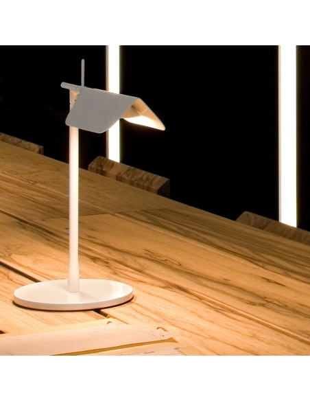 Lámpara de Sobremesa Tab T de Flos: Diseño Minimalista y Luz Directa Orientable