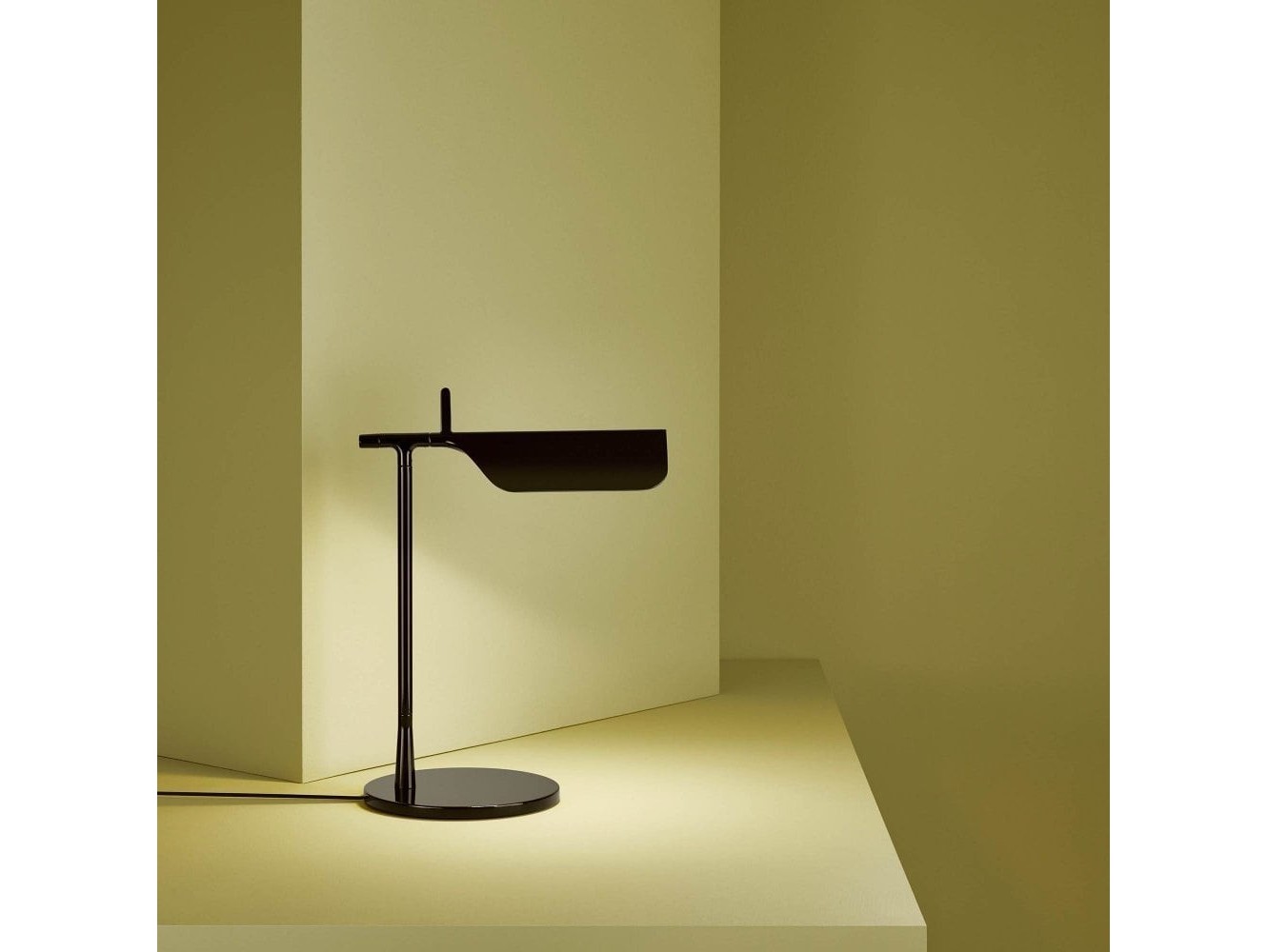 Lámpara de Sobremesa Tab T de Flos: Diseño Minimalista y Luz Directa Orientable