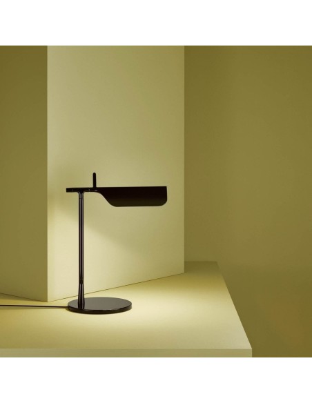 Lámpara de Sobremesa Tab T de Flos: Diseño Minimalista y Luz Directa Orientable