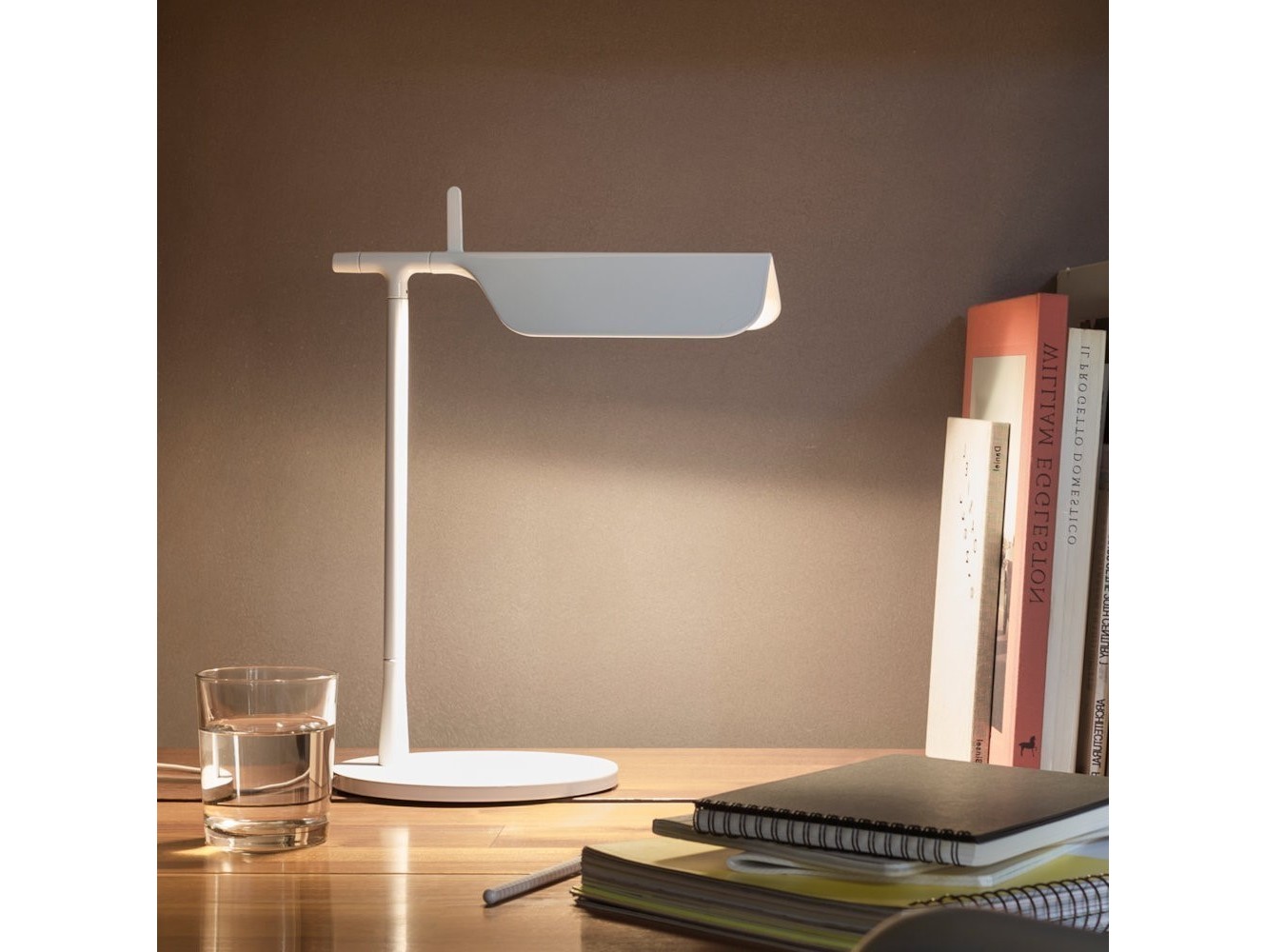 Lámpara de Sobremesa Tab T de Flos: Diseño Minimalista y Luz Directa Orientable