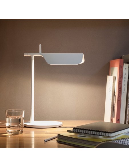 Lámpara de Sobremesa Tab T de Flos: Diseño Minimalista y Luz Directa Orientable