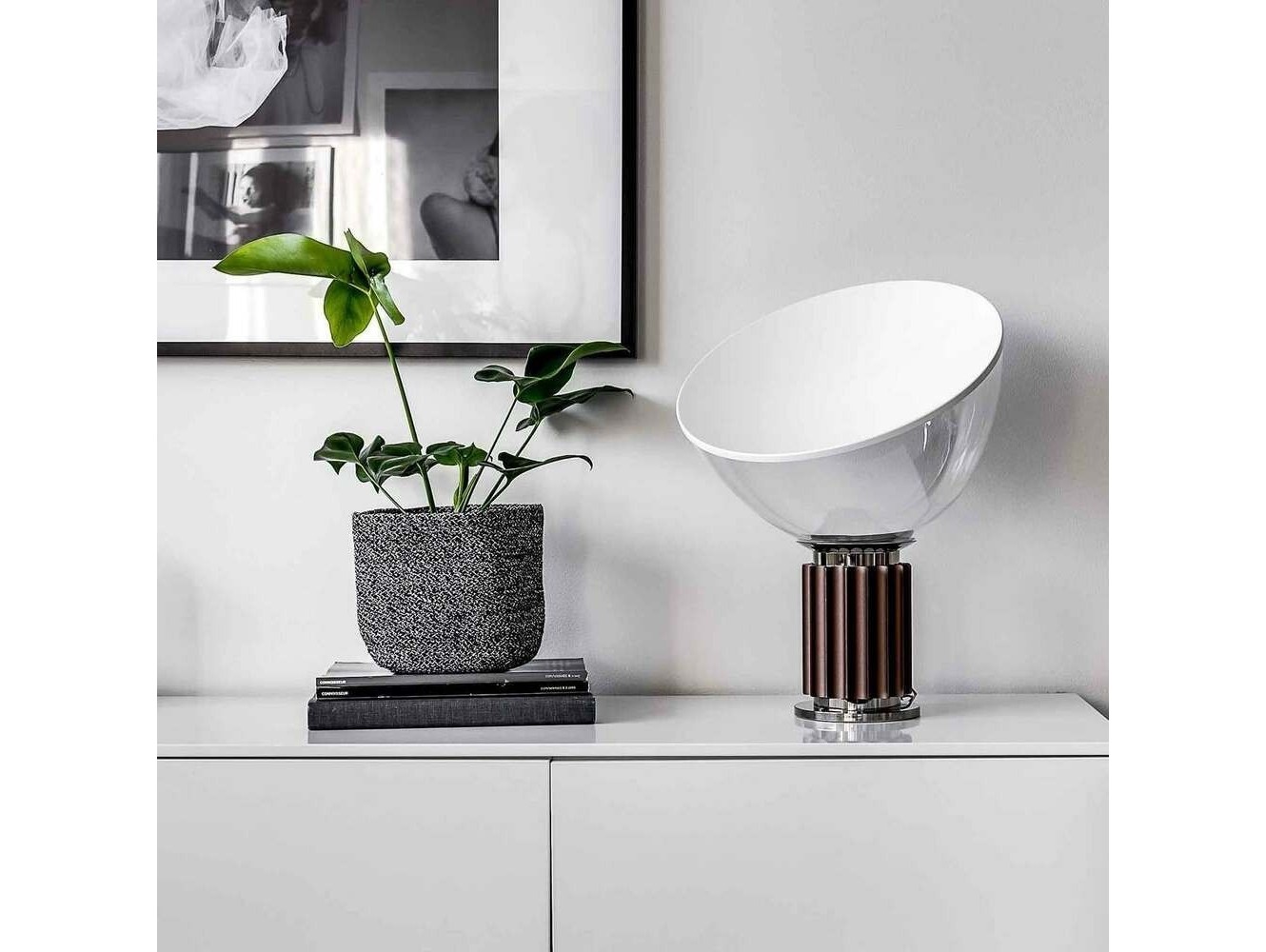 Lámpara de Mesa Taccia de Flos: Diseño Icónico y Luz Indirecta de Alta Calidad