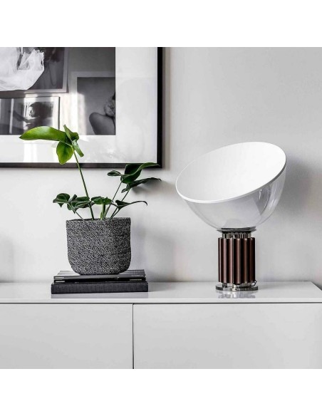 Lámpara de Mesa Taccia de Flos: Diseño Icónico y Luz Indirecta de Alta Calidad