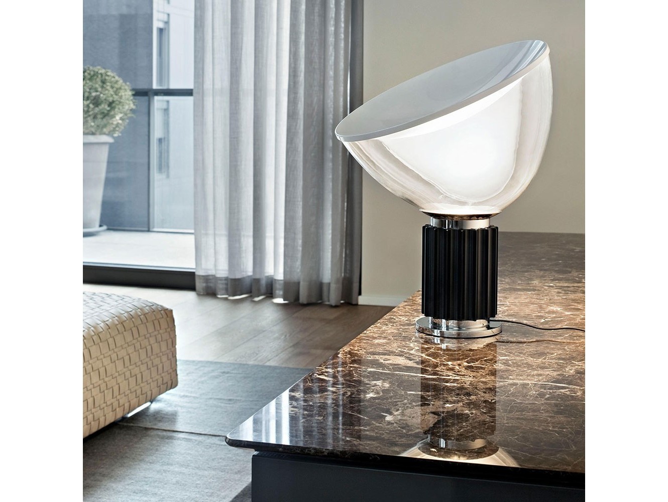 Lámpara de Mesa Taccia de Flos: Diseño Icónico y Luz Indirecta de Alta Calidad